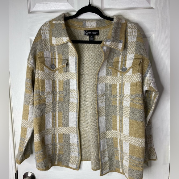 A cute lightweight knit cardigan jacket for those perfect windy days - Picture 4 of 4